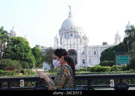 Eine Frau geht vor der Victoria Memorial Hall, die am 19,2021. April aufgrund der Covid-19-Pandemie in Kalkutta, Indien, geschlossen wurde. Da Bengaluru am Wochenende insgesamt 24.197 Fälle meldete, stiegen die aktiven Fälle in der Hauptstadt Karnataka am Sonntag (97.897) auf fast einen See. Währenddessen erlagen am Samstag und Sonntag 103 weitere Menschen dem gleichen.der Bundesstaat Westbengalen verzeichnete mit 8.419 neuen COVID-19-Fällen den höchsten Tageshöchststand. Einem Bericht zufolge haben mindestens 28 neue Todesfälle die Zahl der Todesopfer in Westbengalen auf 10.568 angestoßen. (Foto von Debajyoti Chakraborty/NurPhoto) Stockfoto