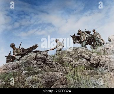 Artilleristen verwenden Armee Maultiere tragen ihre Ausrüstung durch unwegsames Gelände, ca. 1942. Stockfoto