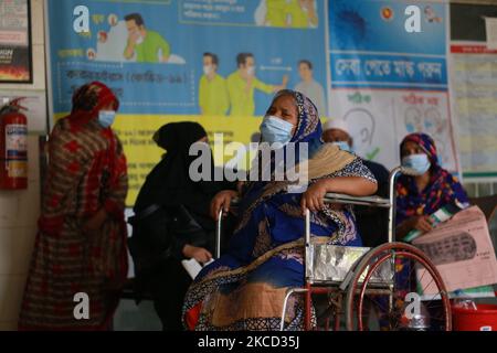 Eine ältere Frau wartet am 19. April 2021 vor einem COVID-19-Krankenhaus auf die Aufnahme zur Behandlung in Dhaka, Bangladesch. (Foto von Rehman Asad/NurPhoto) Stockfoto