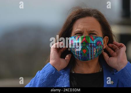 Mary Lou McDonald, die Vorsitzende von Sinn Fein, legte nach der Medienbesprechung vor Stormont in Belfast eine Gesichtsmaske auf. Am Montag, den 19. April 2021, in Belfast, Nordirland (Foto: Artur Widak/NurPhoto) Stockfoto