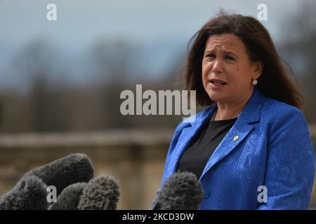Mary Lou McDonald, die Vorsitzende von Sinn Fein, sah sich vor Stormont in Belfast im Gespräch mit den Medien nach einem loyalistischen Protest in der Stadt gegen das Brexit-Protokoll für Nordirland an. Am Montag, den 19. April 2021, in Belfast, Nordirland (Foto: Artur Widak/NurPhoto) Stockfoto