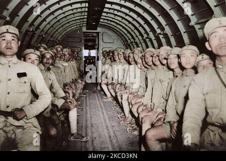 Chinesische Soldaten auf dem Weg nach Indien innerhalb einer DC-3 Flugzeug, ca. 1943. Stockfoto