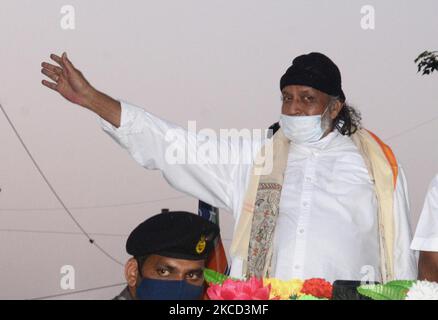 Bollywood-Schauspieler und Bharatiya Janata Party (BJP)-Führer Mithun Chakraborty nehmen am Montag, den 19.. April 2021, an einer Roadshow zur Unterstützung der BJP-Kandidaten vor der Phase der Parlamentswahlen 6. in Kalkutta, Indien, Teil. (Foto von Sonali Pal Chaudhury/NurPhoto) Stockfoto