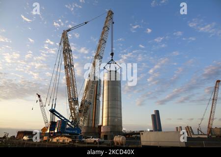 GSE-Tanks mit den Nummern 1 und 2 auf dem sich schnell entwickelnden Orbital-Tanklager SpaceX und Startplatz in Boca Chica, Texas, am 20.. April 2021. (Foto von Reginald Mathalone/NurPhoto) Stockfoto