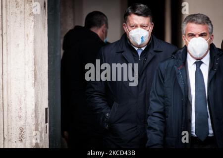 Der Austritt der nationalen Gewerkschaftsminister aus dem Palazzo Chigi nach dem Treffen mit Premierminister Mario Draghi über die Erholung und dem neuen Dekret zur Unterstützung der Unternehmen. Auf dem Foto: UIL-Generalsekretär Pierpaolo Bombardieri und Cisl-Generalsekretär Luigi Sbarra am 20. April 2021 in Rom, Italien (Foto: Andrea Ronchini/NurPhoto) Stockfoto