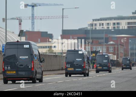 Amazon Prime Vans gesehen im Titanic Quarter in Belfast. Die Pakete werden von den Versand- und Sortierzentren von Amazon an die Lieferstation geliefert und auf Fahrzeuge verladen, um sie an Amazon-Kunden im Raum Belfast zu liefern. Am Dienstag, den 20. April 2021, in Belfast, Nordirland. (Foto von Artur Widak/NurPhoto) Stockfoto