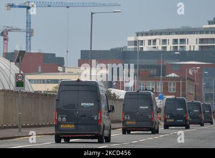 Eine Reihe von Amazon Prime Vans, die im Titanic Quarter in Belfast gesehen wurden. Die Pakete werden von den Versand- und Sortierzentren von Amazon an die Lieferstation geliefert und auf Fahrzeuge verladen, um sie an Amazon-Kunden im Raum Belfast zu liefern. Am Dienstag, den 20. April 2021, in Belfast, Nordirland. (Foto von Artur Widak/NurPhoto) Stockfoto