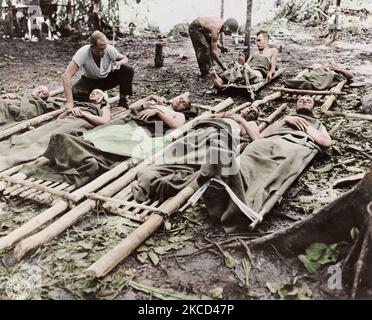 Verwundete amerikanische Soldaten gegeben, ärztliche Hilfe in Neu-Guinea, ca. 1942-1945. Stockfoto