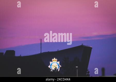 Eine allgemeine Ansicht des Sonnenuntergangs über dem Hauptquartier der Cumbria Constabulary in Barrowi in Furness von der Holker Street aus gesehen während des Spiels der Sky Bet League 2 zwischen Barrow und Port Vale in der Holker Street, Barrow-in-Furness am Dienstag, dem 20.. April 2021. (Foto von Mark Fletcher/MI News/NurPhoto) Stockfoto