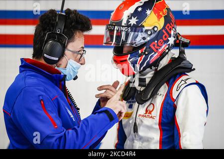 Jack Doohan aus Australien von Trident, Portrait im Gespräch mit seinem Ingenieur am ersten Tag des Formel-3-Tests auf dem Circuit de Barcelona - Catalunya am 21. April 2021 in Montmelo, Spanien. (Foto von Xavier Bonilla/NurPhoto) Stockfoto