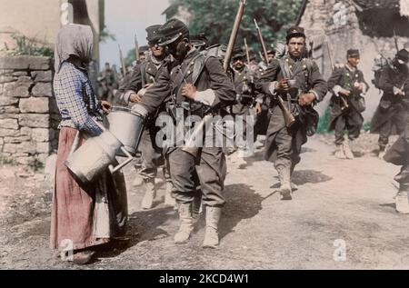 Bauer, Getränk, französische Soldaten geben. Stockfoto