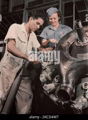 Ein Experte Mechaniker zeigt ein Student die Tricks eines Flugzeug-Motors, 1942. Stockfoto
