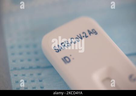 Covid-19 Schnelltest wie auf medizinischen Gesichtsmasken. SARS-COV-2 Antigen Rapid Test ist ein Selbsttest, der in den Supermärkten in den Niederlanden und Europa mit einem Nasal-Tupfer und einer Testkassette verkauft wird. Das Testkit ist hilfreich, um das Coronavirus schnell zu erkennen und die Ausbreitung der Pandemie zu reduzieren, die vor dem Betreten häufig in Schulen, Geschäften usw. verwendet wird. Eindhoven, Niederlande am 21. April 2021 (Foto von Nicolas Economou/NurPhoto) Stockfoto