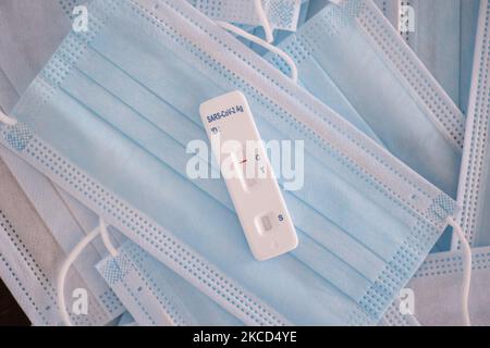 Covid-19 Schnelltest mit negativem Ergebnis wie bei medizinischen Gesichtsmasken. SARS-COV-2 Antigen Rapid Test ist ein Selbsttest, der in den Supermärkten in den Niederlanden und Europa mit einem Nasal-Tupfer und einer Testkassette verkauft wird. Das Testkit ist hilfreich, um das Coronavirus schnell zu erkennen und die Ausbreitung der Pandemie zu reduzieren, die vor dem Betreten häufig in Schulen, Geschäften usw. verwendet wird. Eindhoven, Niederlande am 21. April 2021 (Foto von Nicolas Economou/NurPhoto) Stockfoto