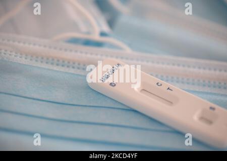 Covid-19 Schnelltest wie auf medizinischen Gesichtsmasken. SARS-COV-2 Antigen Rapid Test ist ein Selbsttest, der in den Supermärkten in den Niederlanden und Europa mit einem Nasal-Tupfer und einer Testkassette verkauft wird. Das Testkit ist hilfreich, um das Coronavirus schnell zu erkennen und die Ausbreitung der Pandemie zu reduzieren, die vor dem Betreten häufig in Schulen, Geschäften usw. verwendet wird. Eindhoven, Niederlande am 21. April 2021 (Foto von Nicolas Economou/NurPhoto) Stockfoto