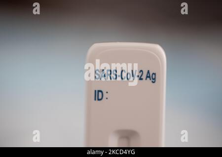 Covid-19 Schnelltest wie auf medizinischen Gesichtsmasken. SARS-COV-2 Antigen Rapid Test ist ein Selbsttest, der in den Supermärkten in den Niederlanden und Europa mit einem Nasal-Tupfer und einer Testkassette verkauft wird. Das Testkit ist hilfreich, um das Coronavirus schnell zu erkennen und die Ausbreitung der Pandemie zu reduzieren, die vor dem Betreten häufig in Schulen, Geschäften usw. verwendet wird. Eindhoven, Niederlande am 21. April 2021 (Foto von Nicolas Economou/NurPhoto) Stockfoto
