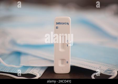 Covid-19 Schnelltest wie auf medizinischen Gesichtsmasken. SARS-COV-2 Antigen Rapid Test ist ein Selbsttest, der in den Supermärkten in den Niederlanden und Europa mit einem Nasal-Tupfer und einer Testkassette verkauft wird. Das Testkit ist hilfreich, um das Coronavirus schnell zu erkennen und die Ausbreitung der Pandemie zu reduzieren, die vor dem Betreten häufig in Schulen, Geschäften usw. verwendet wird. Eindhoven, Niederlande am 21. April 2021 (Foto von Nicolas Economou/NurPhoto) Stockfoto