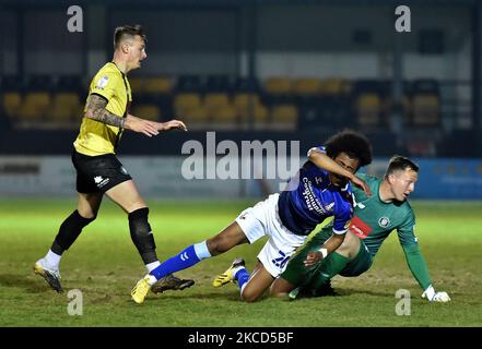 Marcus Barnes von Oldham Athletic bricht am Dienstag, den 20.. April 2021, beim Spiel der Sky Bet League 2 zwischen Harrogate Town und Oldham Athletic in Wetherby Road, Harrogate, gegen will Smith von Harrogate Town und Joe Cracknell von Harrogate Town aus. (Foto von Eddie Garvey/MI News/NurPhoto) Stockfoto