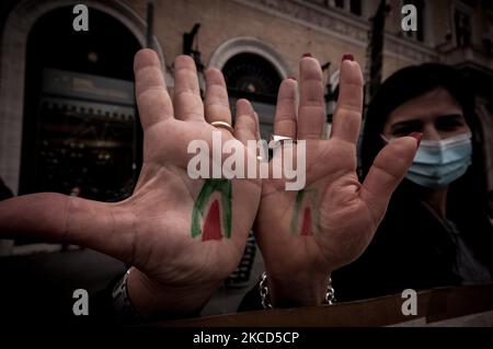 Mitarbeiter von Alitalia protestieren am 21. April 2021 auf der Piazza Venezia in Rom, um mehr staatliche Hilfe für die bedrängte italienische Fluggesellschaft zu fordern und Forderungen der Europäischen Union nach einer schweren Reduzierung abzulehnen. (Foto von Andrea Ronchini/NurPhoto) Stockfoto