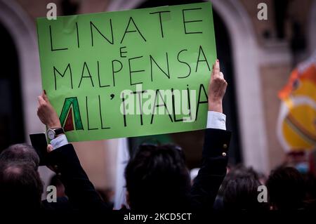 Mitarbeiter von Alitalia protestieren am 21. April 2021 auf der Piazza Venezia in Rom, um mehr staatliche Hilfe für die bedrängte italienische Fluggesellschaft zu fordern und Forderungen der Europäischen Union nach einer schweren Reduzierung abzulehnen. (Foto von Andrea Ronchini/NurPhoto) Stockfoto