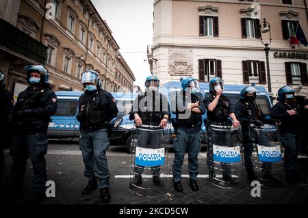 Mitarbeiter von Alitalia protestieren am 21. April 2021 auf der Piazza Venezia in Rom, um mehr staatliche Hilfe für die bedrängte italienische Fluggesellschaft zu fordern und Forderungen der Europäischen Union nach einer schweren Reduzierung abzulehnen. (Foto von Andrea Ronchini/NurPhoto) Stockfoto