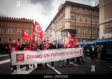 Mitarbeiter von Alitalia protestieren am 21. April 2021 auf der Piazza Venezia in Rom, um mehr staatliche Hilfe für die bedrängte italienische Fluggesellschaft zu fordern und Forderungen der Europäischen Union nach einer schweren Reduzierung abzulehnen. (Foto von Andrea Ronchini/NurPhoto) Stockfoto