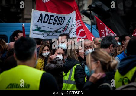 Mitarbeiter von Alitalia protestieren am 21. April 2021 auf der Piazza Venezia in Rom, um mehr staatliche Hilfe für die bedrängte italienische Fluggesellschaft zu fordern und Forderungen der Europäischen Union nach einer schweren Reduzierung abzulehnen. (Foto von Andrea Ronchini/NurPhoto) Stockfoto