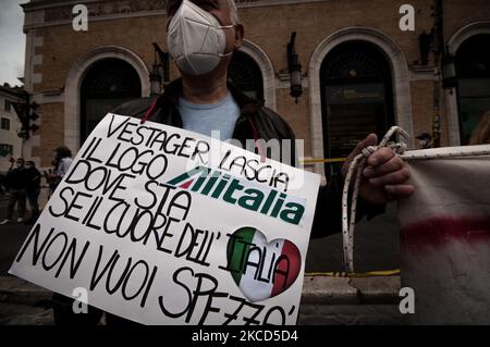 Mitarbeiter von Alitalia protestieren am 21. April 2021 auf der Piazza Venezia in Rom, um mehr staatliche Hilfe für die bedrängte italienische Fluggesellschaft zu fordern und Forderungen der Europäischen Union nach einer schweren Reduzierung abzulehnen. (Foto von Andrea Ronchini/NurPhoto) Stockfoto