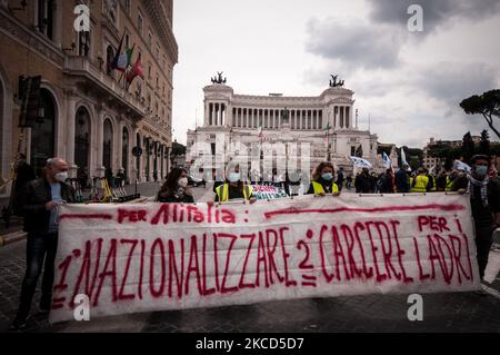 Mitarbeiter von Alitalia protestieren am 21. April 2021 auf der Piazza Venezia in Rom, um mehr staatliche Hilfe für die bedrängte italienische Fluggesellschaft zu fordern und Forderungen der Europäischen Union nach einer schweren Reduzierung abzulehnen. (Foto von Andrea Ronchini/NurPhoto) Stockfoto