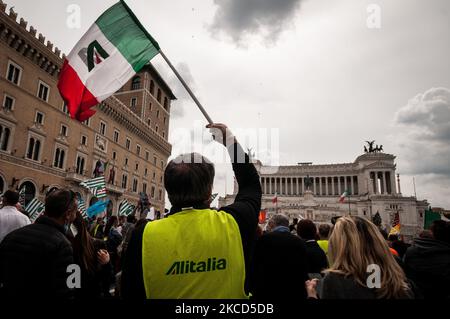 Mitarbeiter von Alitalia protestieren am 21. April 2021 auf der Piazza Venezia in Rom, um mehr staatliche Hilfe für die bedrängte italienische Fluggesellschaft zu fordern und Forderungen der Europäischen Union nach einer schweren Reduzierung abzulehnen. (Foto von Andrea Ronchini/NurPhoto) Stockfoto