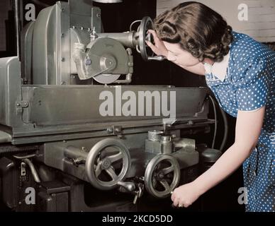 Frau Fabrikarbeiter resharpens Schleifscheibe, 1942. Stockfoto