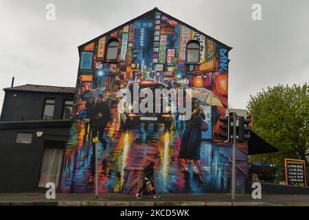 Ein farbenfrohes Wandgemälde ‘Night Taxi’ des Graffiti-Künstlers Dan Kitchener, das auf der Enfield Street in Belfast zu sehen ist. Am Dienstag, den 20. April 2021, in Belfast, Nordirland (Foto: Artur Widak/NurPhoto) Stockfoto