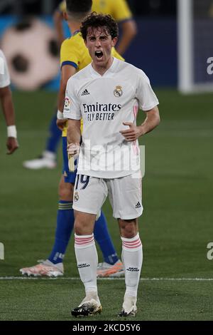 Alvaro Odriozola von Real Madrid feiert, nachdem er beim Spiel der La Liga Santander zwischen Cadiz CF und Real Madrid am 21. April 2021 im Estadio Ramon de Carranza in Cadiz, Spanien, das erste Tor seiner Seite erzielt hatte. (Foto von Jose Breton/Pics Action/NurPhoto) Stockfoto