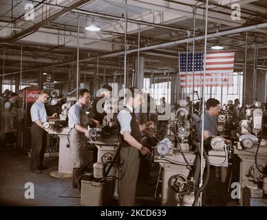 Fabrikarbeiter Schleifen kleine Teile für Werkzeugmaschinen, die Kriegsanstrengungen Produktion 1942 unterstützen. Stockfoto