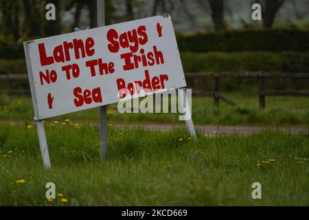 Ein Schild mit der Aufschrift „Larne sagt Nein zur Grenze der Irischen See“ am Eingang zu Larne. Am Dienstag, den 20. April 2021, in Larne, County Antrim, Nordirland (Foto: Artur Widak/NurPhoto) Stockfoto