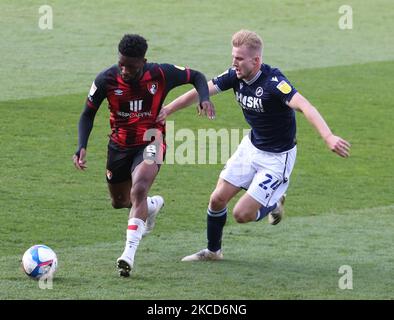 L-R Jefferson Lerma vom AFC Bournemouth während der Sky Bet Championship zwischen Millwall und Aand Billy Mitchell vom Millwall FC Bournemouth im Den Stadium, London am 21.. April 2021 (Foto von Action Foto Sport/NurPhoto) Stockfoto