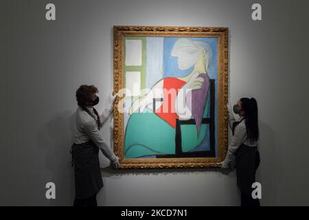 LONDON, VEREINIGTES KÖNIGREICH - 22. APRIL 2021: Mitarbeiter halten Öl von 'Femme Assise Pres d'une Fenetre' (Marie-Thérèse) auf Leinwand von Pablo Picasso (1881-1973), Eigentum eines bedeutenden privaten Sammlers, Schätzung auf Anfrage (in der Region von $55 Millionen) Während eines Fotoaufrufs zu den Highlights der New Yorker Frühjahrssaison der Abendverkäufe im Londoner Auktionshaus von Christie am 22. April 2021 in London, England. Das Gemälde ist zu sehen und für die Öffentlichkeit zugänglich, bevor es während des 20. Century Evening Sale am 13. Mai 2021 im New Yorker Christie's versteigert wird. (Foto von Wiktor Szymanowicz/NurPhoto Stockfoto