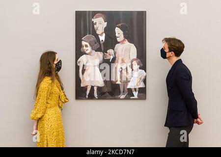 LONDON, GROSSBRITANNIEN - 22. APRIL 2021: Mitarbeiter sehen sich das Familienportrait (2015) von Genieve Figgis (est.: £55.000 - 75.000) während eines Fotoaufrufs für Bonhams' Contemporary Art Sale am 22. April 2021 in London, England, an. (Foto von Wiktor Szymanowicz/NurPhoto) Stockfoto