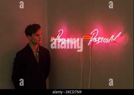 LONDON, GROSSBRITANNIEN - 22. APRIL 2021: Ein Mitarbeiter posiert mit 'Passion Passion' (2010) von Tracey Emin (est.: £35.000 - 55.000) während eines Fotoanrufs für Bonhams' Contemporary Art Sale am 22. April 2021 in London, England. (Foto von Wiktor Szymanowicz/NurPhoto) Stockfoto
