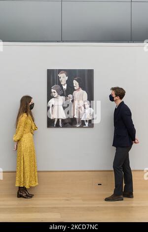 LONDON, GROSSBRITANNIEN - 22. APRIL 2021: Mitarbeiter sehen sich das Familienportrait (2015) von Genieve Figgis (est.: £55.000 - 75.000) während eines Fotoaufrufs für Bonhams' Contemporary Art Sale am 22. April 2021 in London, England, an. (Foto von Wiktor Szymanowicz/NurPhoto) Stockfoto