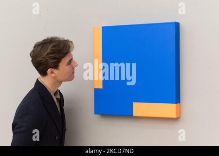 LONDON, GROSSBRITANNIEN - 22. APRIL 2021: Ein Mitarbeiter schaut sich Untitled (2013) von Carmen Herrera (est.: £150.000 - 200.000) während eines Fotoaufrufs für Bonhams' Contemporary Art Sale am 22. April 2021 in London, England, an. (Foto von Wiktor Szymanowicz/NurPhoto) Stockfoto