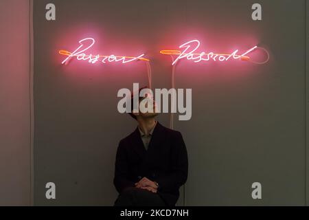 LONDON, GROSSBRITANNIEN - 22. APRIL 2021: Ein Mitarbeiter posiert mit 'Passion Passion' (2010) von Tracey Emin (est.: £35.000 - 55.000) während eines Fotoanrufs für Bonhams' Contemporary Art Sale am 22. April 2021 in London, England. (Foto von Wiktor Szymanowicz/NurPhoto) Stockfoto