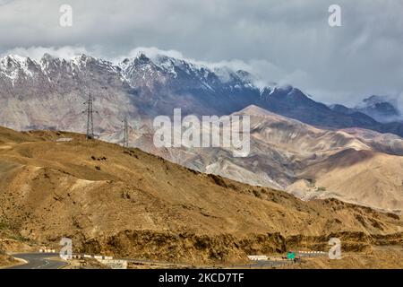 Die Autobahn Srinagar-Leh durchschneidet den Namika-La-Pass (Namika-Pass) auf einer Höhe von 3.700 m (12.139 Fuß) in Zanskar, Ladakh, Jammu und Kaschmir, Indien. Der als Säule des Sky Passes bekannte Namika La ist einer von zwei hohen Pässen zwischen Kargil und Leh (der andere, noch höhere Pass ist der Fotula Pass). (Foto von Creative Touch Imaging Ltd./NurPhoto) Stockfoto