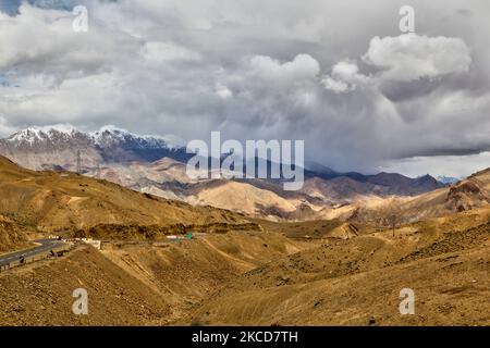 Die Autobahn Srinagar-Leh durchschneidet den Namika-La-Pass (Namika-Pass) auf einer Höhe von 3.700 m (12.139 Fuß) in Zanskar, Ladakh, Jammu und Kaschmir, Indien. Der als Säule des Sky Passes bekannte Namika La ist einer von zwei hohen Pässen zwischen Kargil und Leh (der andere, noch höhere Pass ist der Fotula Pass). (Foto von Creative Touch Imaging Ltd./NurPhoto) Stockfoto