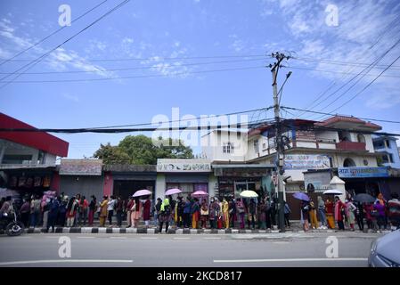 Nepalesen, die am Donnerstag, den 22. April 2021, im Alka Hospital, Lalitpur, Nepal, die erste Dosis des von China hergestellten „Vero Cell“-Covid-19-Impfstoffs erhalten möchten. (Foto von Narayan Maharjan/NurPhoto) Stockfoto