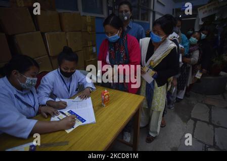 Ein Gesundheitsmitarbeiter registriert Namen, bevor er am Donnerstag, den 22. April 2021, im Alka Hospital, Lalitpur, Nepal, die erste Dosis des in China hergestellten „Vero Cell“-Covid-19-Impfstoffs erhält. (Foto von Narayan Maharjan/NurPhoto) Stockfoto