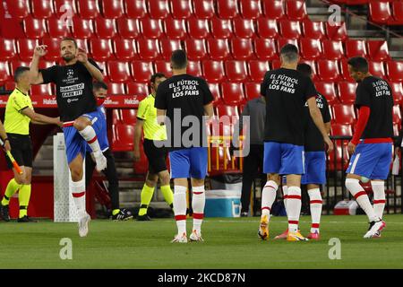 GranadaCF-Spieler tragen ein T-Shirt gegen die Europäische Super League während des La Liga-Spiels zwischen Granada CF und SD Eibar im Nuevo Los Carmenes Stadium am 22. April 2021 in Granada, Spanien. Fußballstadien in Spanien bleiben wegen der Coronavirus-Pandemie für Fans geschlossen. (Foto von Álex Cámara/NurPhoto) Stockfoto