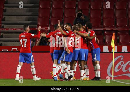 Robert Kenedy von Granada CF erzielt das vierte Tor seines Teams beim La Liga-Spiel zwischen Granada CF und SD Eibar am 22. April 2021 im Nuevo Los Carmenes Stadium in Granada, Spanien. Fußballstadien in Spanien bleiben wegen der Coronavirus-Pandemie für Fans geschlossen. (Foto von Álex Cámara/NurPhoto) Stockfoto