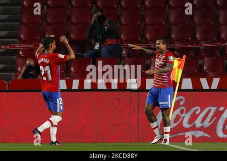 Robert Kenedy von Granada CF erzielt das vierte Tor seines Teams beim La Liga-Spiel zwischen Granada CF und SD Eibar am 22. April 2021 im Nuevo Los Carmenes Stadium in Granada, Spanien. Fußballstadien in Spanien bleiben wegen der Coronavirus-Pandemie für Fans geschlossen. (Foto von Álex Cámara/NurPhoto) Stockfoto