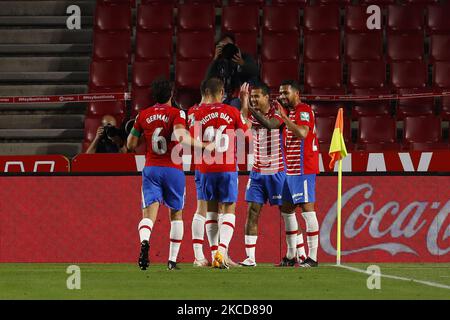 Robert Kenedy von Granada CF erzielt das vierte Tor seines Teams beim La Liga-Spiel zwischen Granada CF und SD Eibar am 22. April 2021 im Nuevo Los Carmenes Stadium in Granada, Spanien. Fußballstadien in Spanien bleiben wegen der Coronavirus-Pandemie für Fans geschlossen. (Foto von Álex Cámara/NurPhoto) Stockfoto